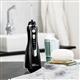 Schwarze Cordless Advanced 2.0 Munddusche WP-582 in Badezimmer