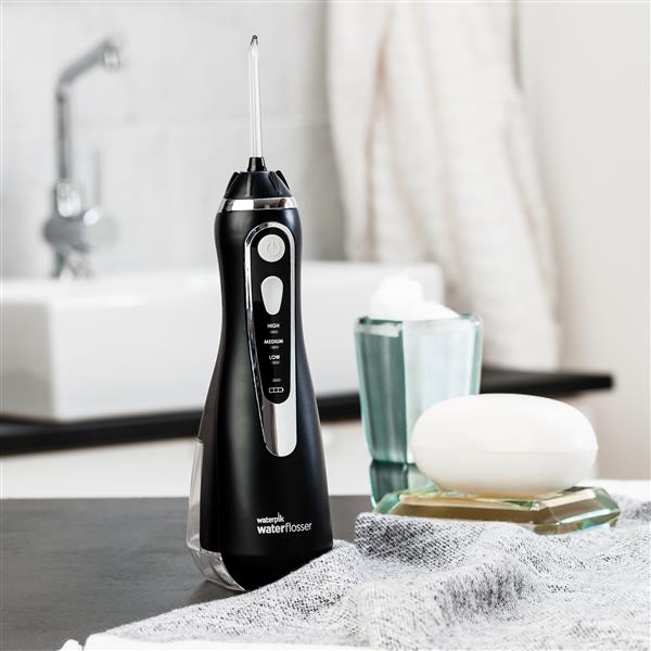 Schwarze Cordless Advanced 2.0 Munddusche WP-582 in Badezimmer