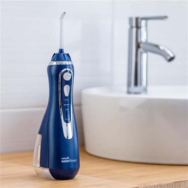 Blau Cordless Advanced 2.0 Munddusche WP-583 in Badezimmer