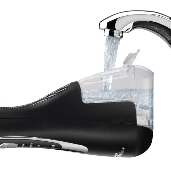 Auffüllen des Wassertanks – Schwarze WP-582 Cordless Advanced 2.0 Munddusche