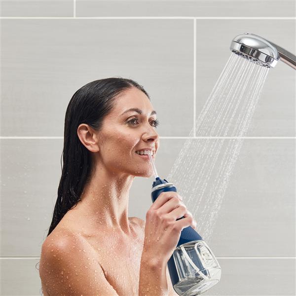 Verwendung der Blau Cordless Advanced 2.0 Kabellose Munddusche WP-583 unter der Dusche