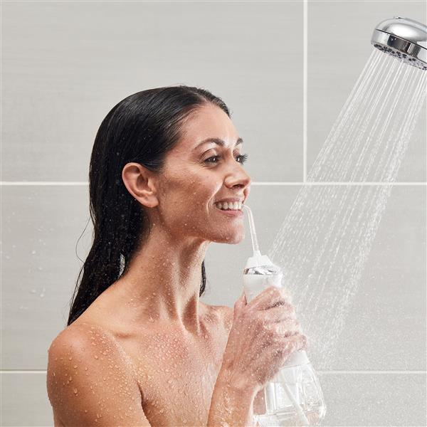 Verwendung der Weiß Cordless Advanced 2.0 Kabellose Munddusche WP-580 unter der Dusche