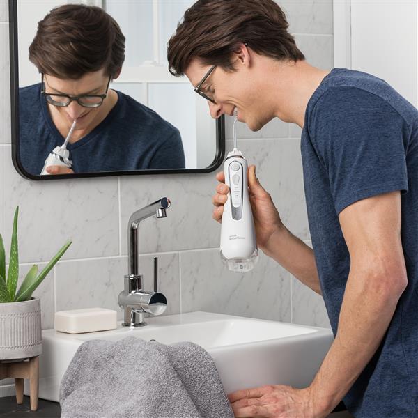 Verwendung der Weißen WP-580 Cordless Advanced 2.0 Munddusche