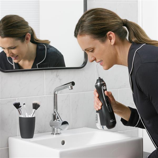 Verwendung der Schwarzen WP-582 Cordless Advanced 2.0 Munddusche