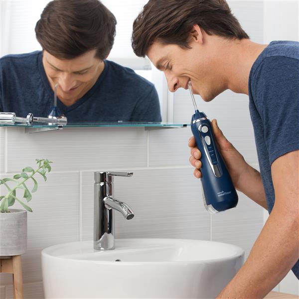 Verwendung der Blauen WP-583 Cordless Advanced 2.0 Munddusche