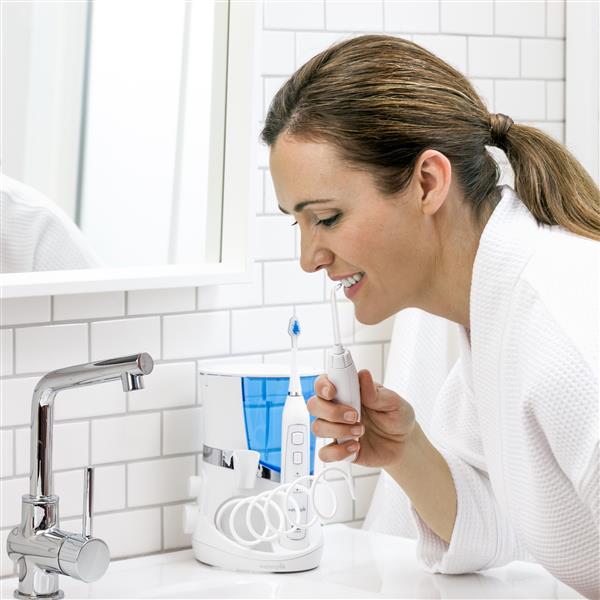 Verwendung der weißen Complete Care 5.0 Zahnbürste mit Munddusche