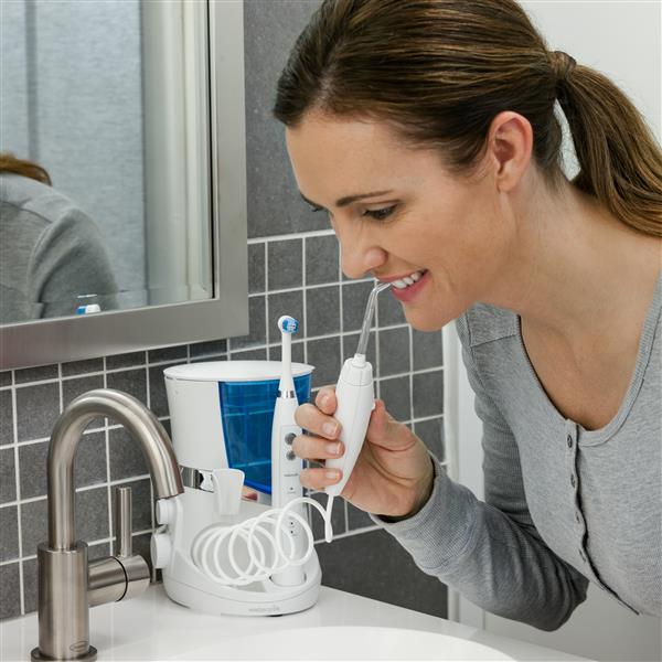 Verwendung der weißen Complete Care 5.5 Zahnbürste mit Munddusche