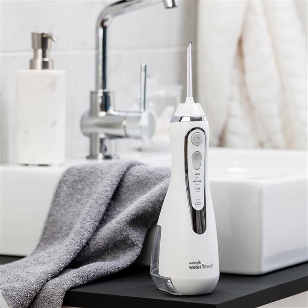 Weiße Cordless Advanced 2.0 Munddusche WP-580 in Badezimmer